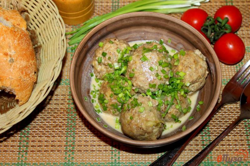 Фото приготовление рецепта: Фрикадельки из свинины с брокколи в сметанном соусе шаг №8