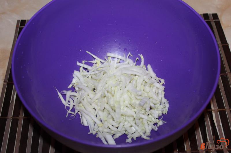 Фото приготовление рецепта: Салат с рыбными шариками, яйцом и капустой шаг №1