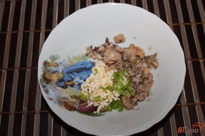 Фото приготовление рецепта: Салат с рыбными шариками, яйцом и капустой шаг №4