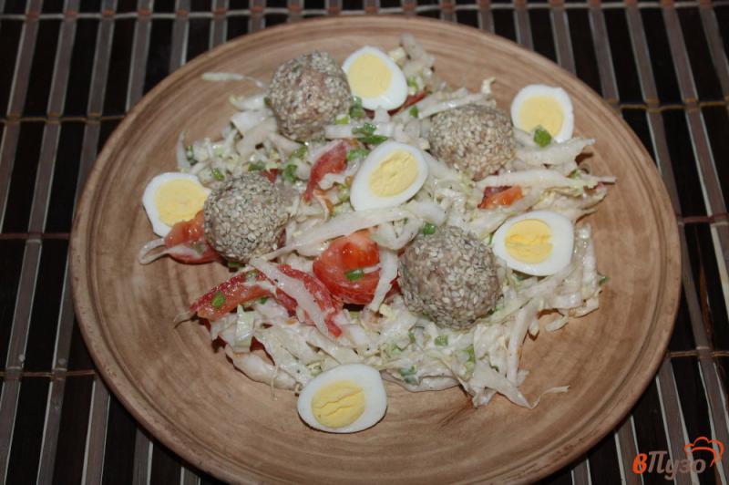 Фото приготовление рецепта: Салат с рыбными шариками, яйцом и капустой шаг №6