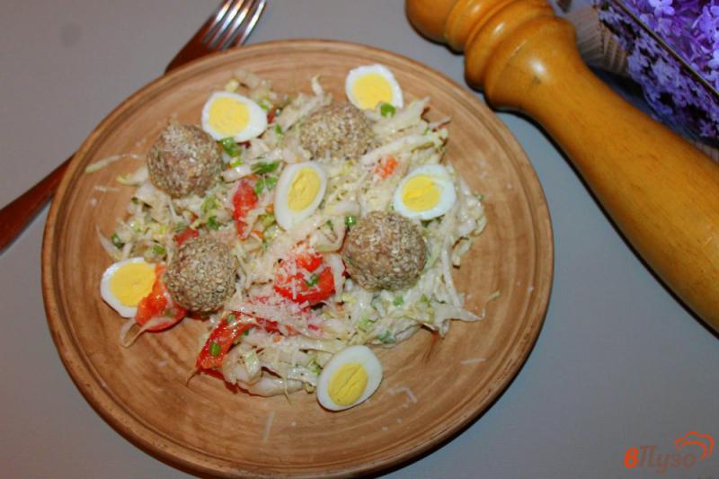 Фото приготовление рецепта: Салат с рыбными шариками, яйцом и капустой шаг №7