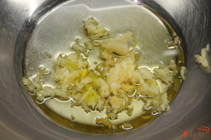 Фото приготовление рецепта: Печеный картофель со шпинатом и чесноком шаг №3