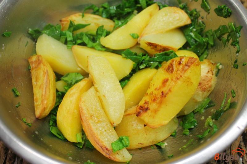 Фото приготовление рецепта: Печеный картофель со шпинатом и чесноком шаг №5