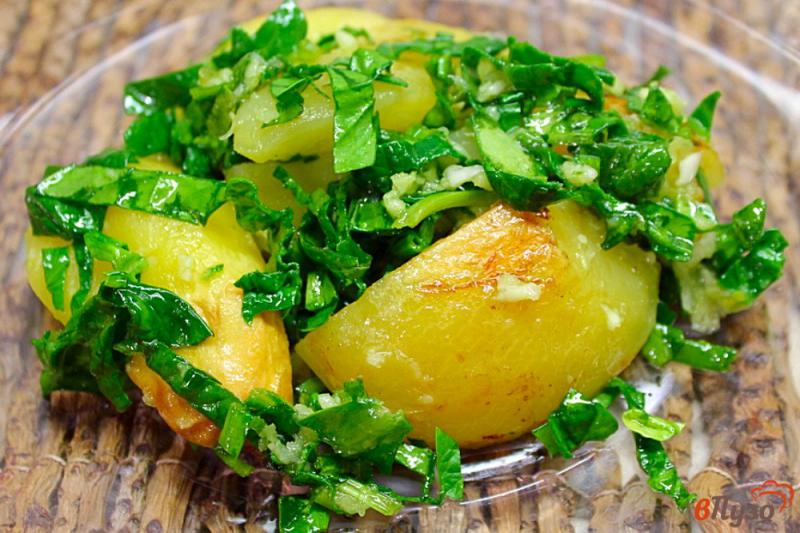 Фото приготовление рецепта: Печеный картофель со шпинатом и чесноком шаг №6