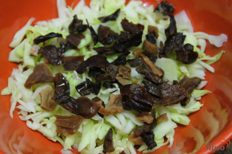 Фото приготовление рецепта: Салат из капусты с грибами и фасолью шаг №2