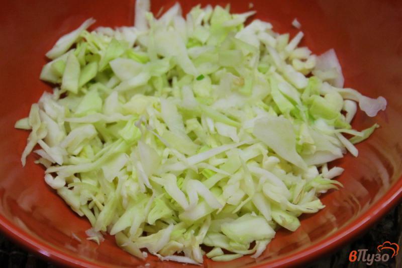 Фото приготовление рецепта: Салат из капусты с грибами и фасолью шаг №1