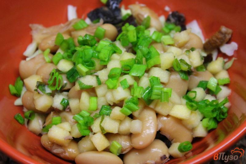 Фото приготовление рецепта: Салат из капусты с грибами и фасолью шаг №4