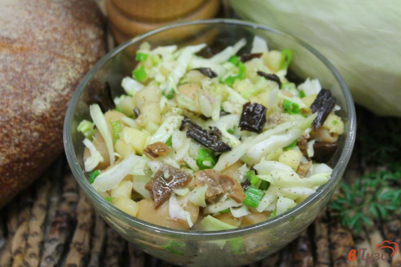 Фото приготовление рецепта: Салат из капусты с грибами и фасолью шаг №5
