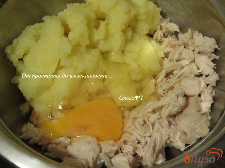 Фото приготовление рецепта: Заливной пирог с курицей и картофельным пюре шаг №4