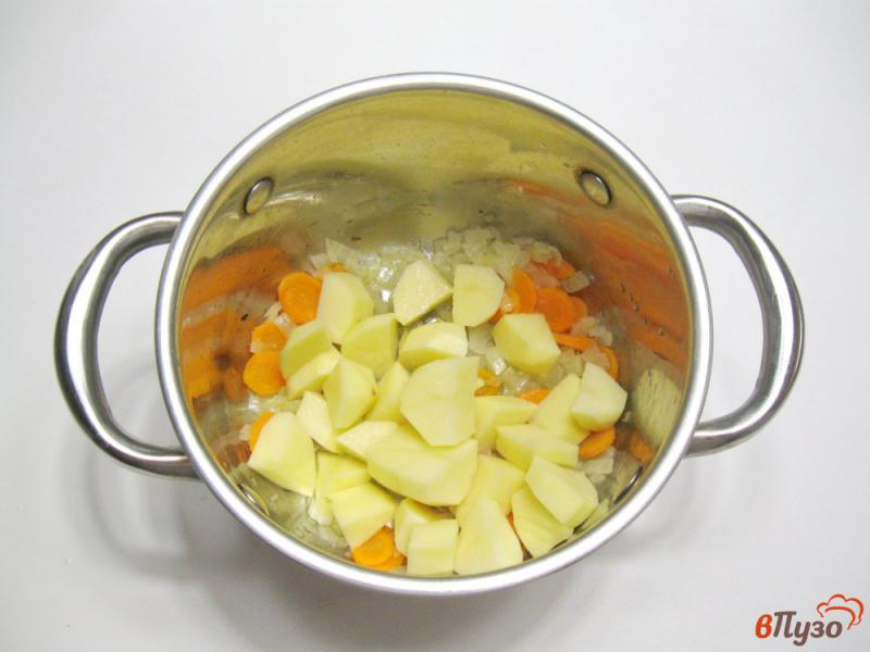 Фото приготовление рецепта: Пшенный суп с копченой колбасой и сосисками шаг №3