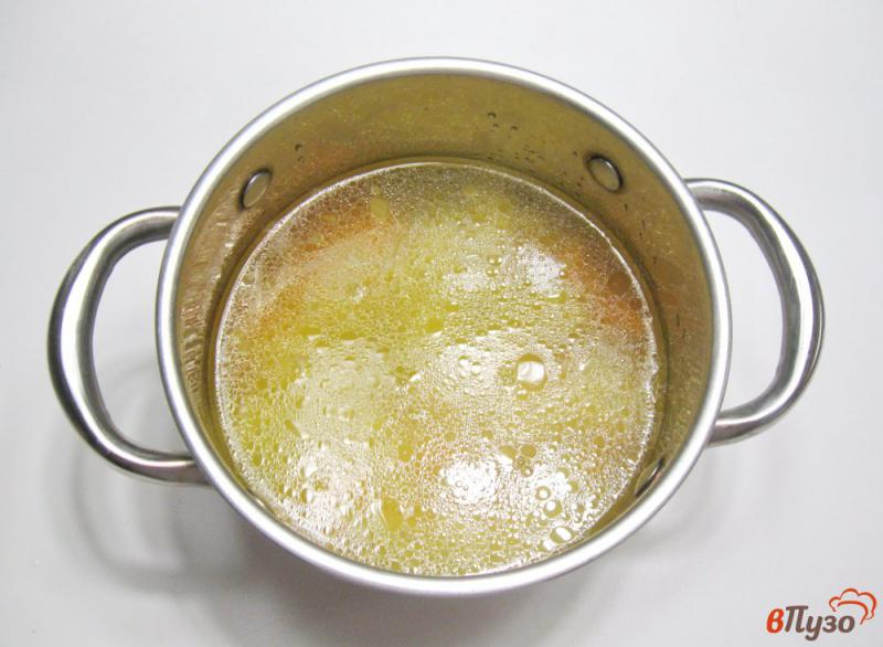 Фото приготовление рецепта: Пшенный суп с копченой колбасой и сосисками шаг №4