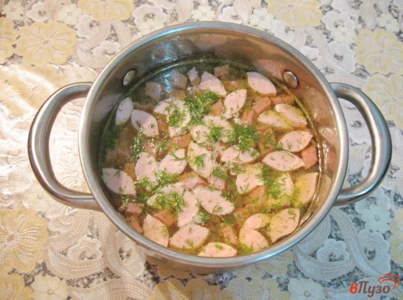 Фото приготовление рецепта: Пшенный суп с копченой колбасой и сосисками шаг №8