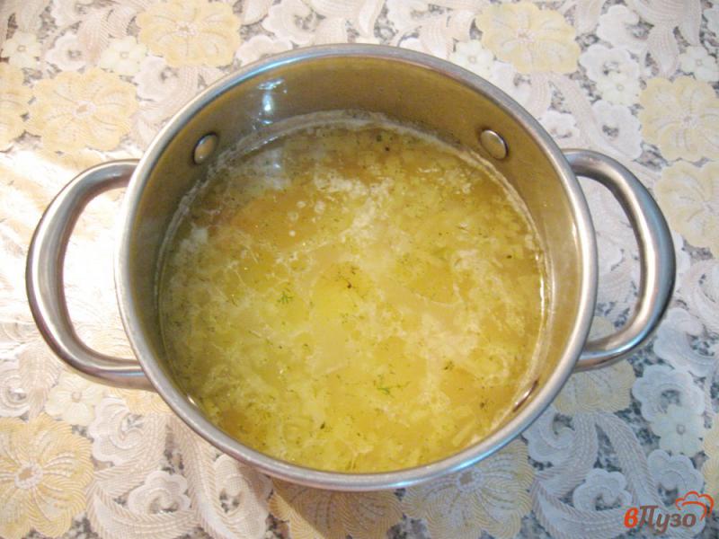 Фото приготовление рецепта: Пшенный суп с копченой колбасой и сосисками шаг №5