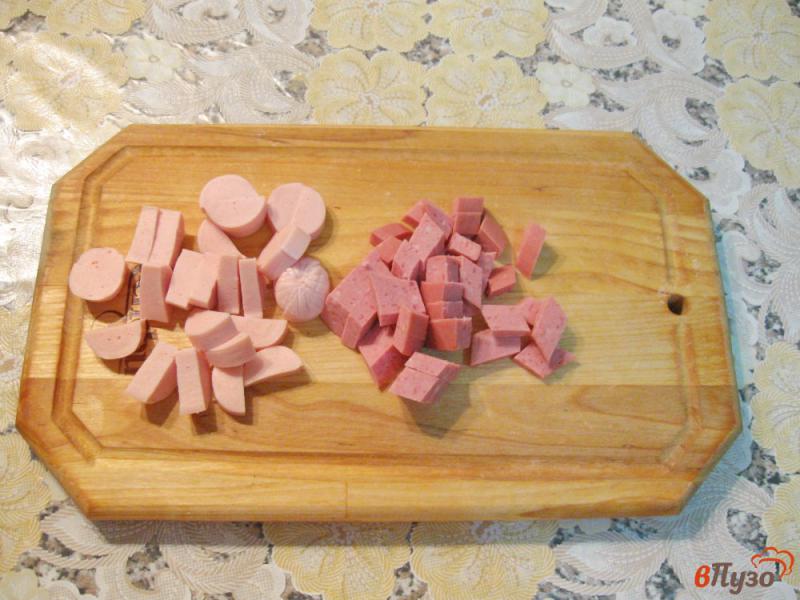 Фото приготовление рецепта: Пшенный суп с копченой колбасой и сосисками шаг №6