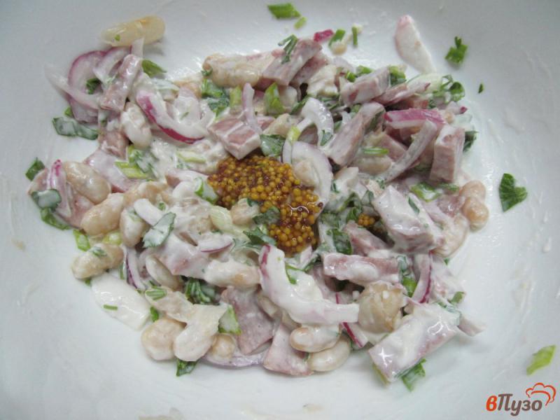 Фото приготовление рецепта: Салат с колбасой и фасолью шаг №4