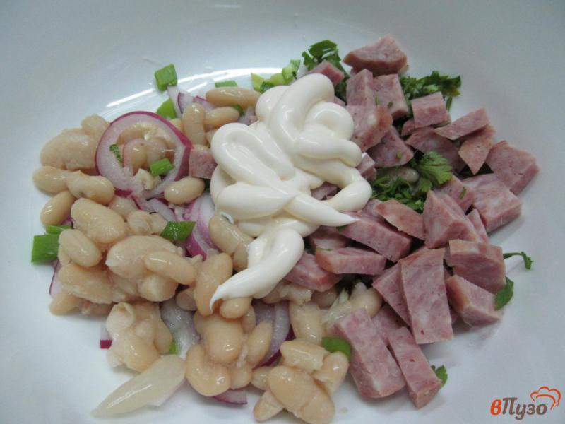 Фото приготовление рецепта: Салат с колбасой и фасолью шаг №3