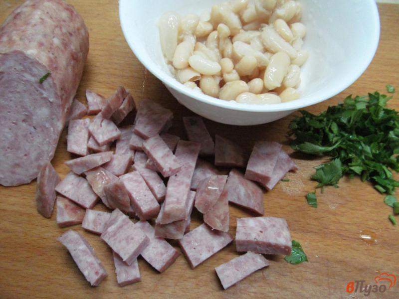 Фото приготовление рецепта: Салат с колбасой и фасолью шаг №2
