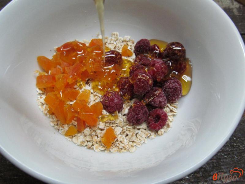 Фото приготовление рецепта: Гранола с орехами и ягодами шаг №2