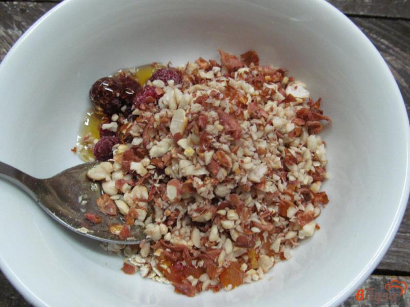 Фото приготовление рецепта: Гранола с орехами и ягодами шаг №4