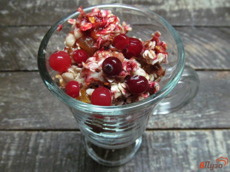 Фото приготовление рецепта: Гранола с орехами и ягодами шаг №6