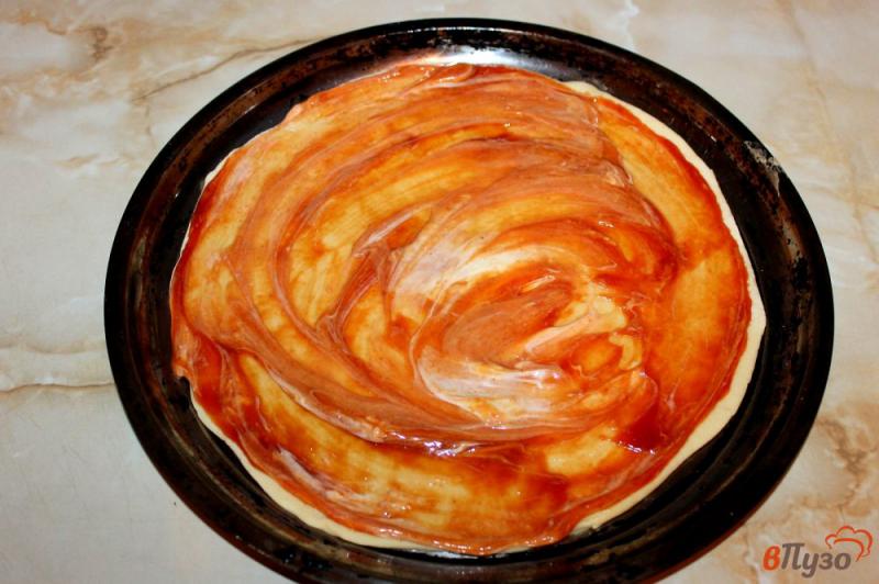 Фото приготовление рецепта: Пицца острая со свиной бужениной, беконом и моцареллой шаг №4