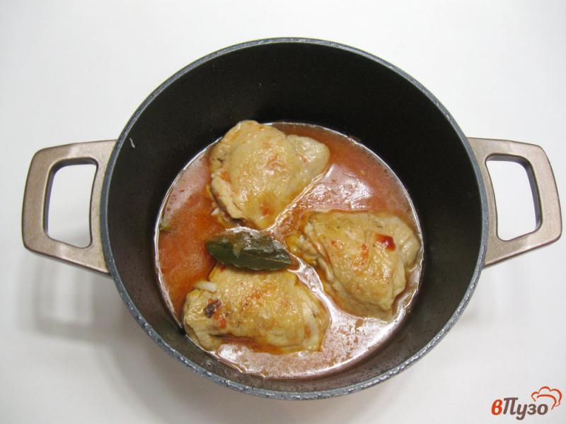 Фото приготовление рецепта: Куриные бедра в соусе с картофельным пюре шаг №6