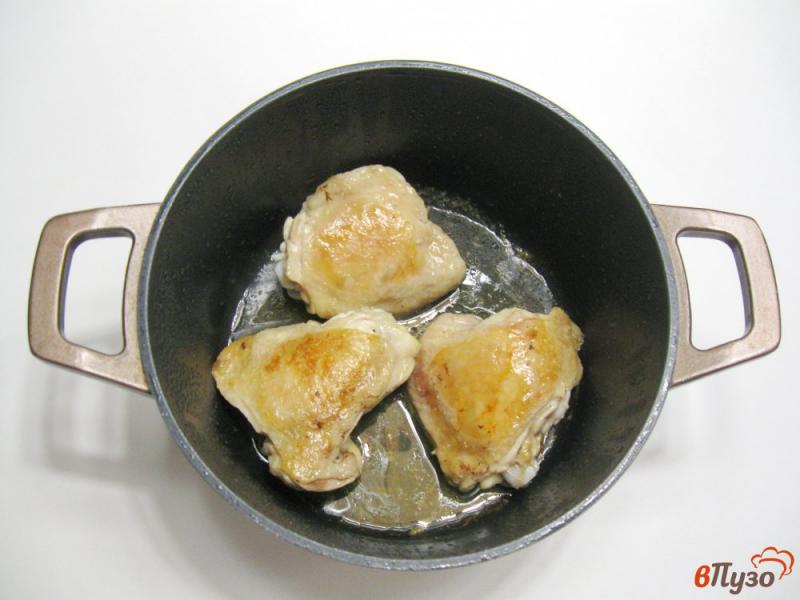 Фото приготовление рецепта: Куриные бедра в соусе с картофельным пюре шаг №2