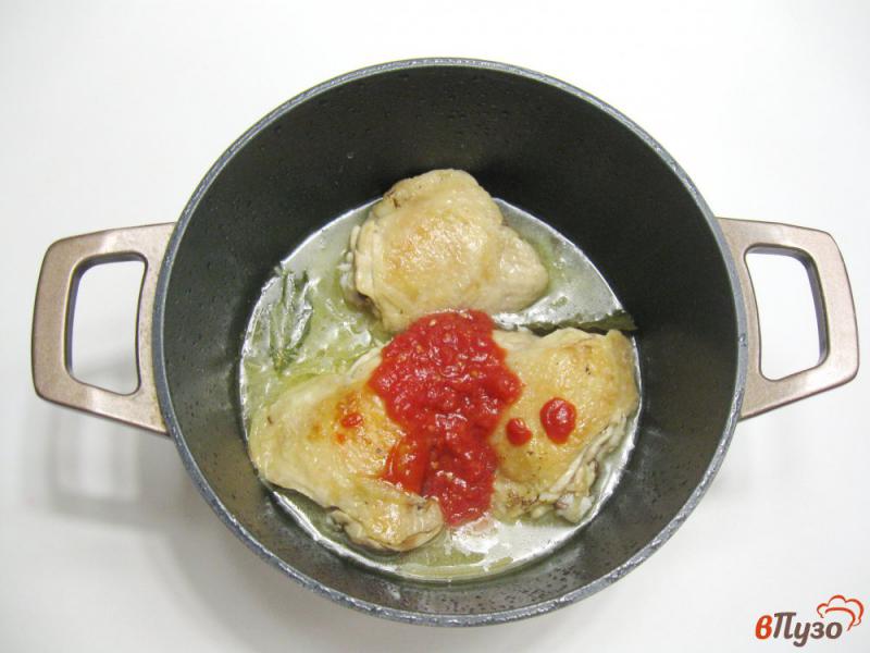 Фото приготовление рецепта: Куриные бедра в соусе с картофельным пюре шаг №5