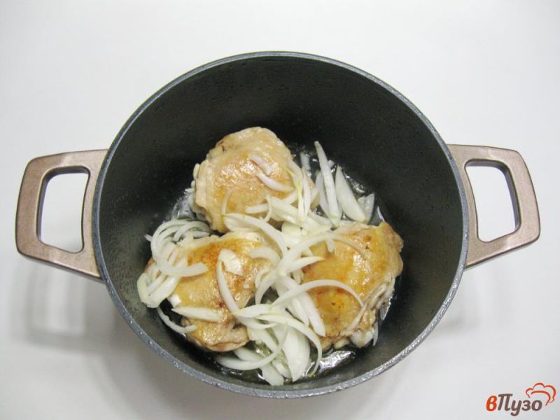 Фото приготовление рецепта: Куриные бедра в соусе с картофельным пюре шаг №3