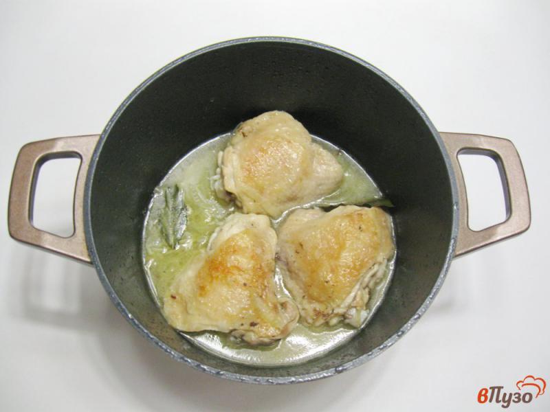 Фото приготовление рецепта: Куриные бедра в соусе с картофельным пюре шаг №4