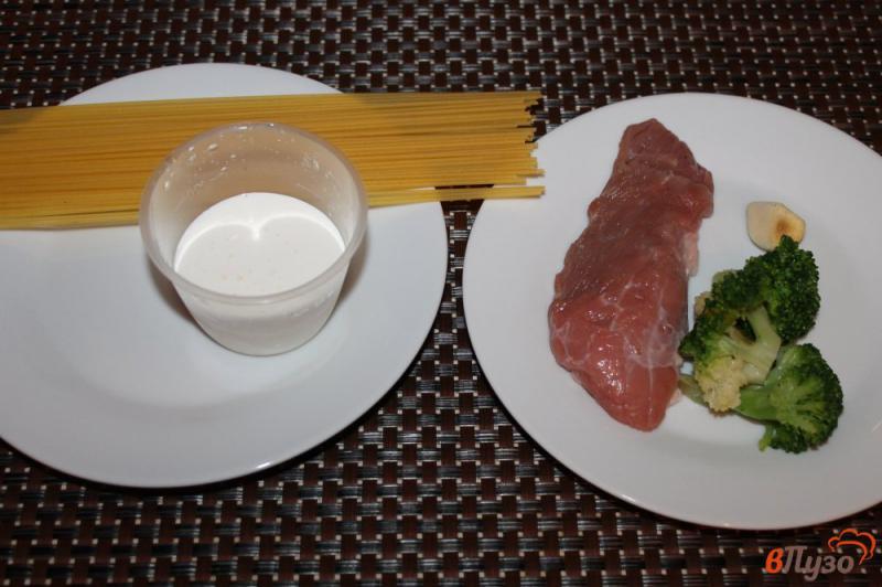 Фото приготовление рецепта: Паста с телятиной и брокколи в сливочном соусе шаг №1