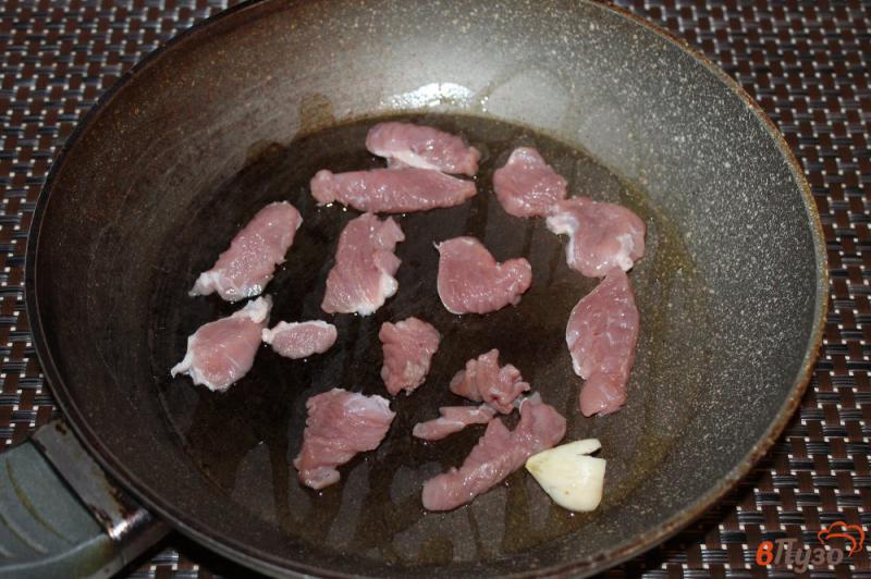 Фото приготовление рецепта: Паста с телятиной и брокколи в сливочном соусе шаг №3