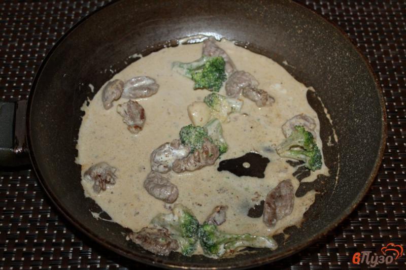 Фото приготовление рецепта: Паста с телятиной и брокколи в сливочном соусе шаг №4