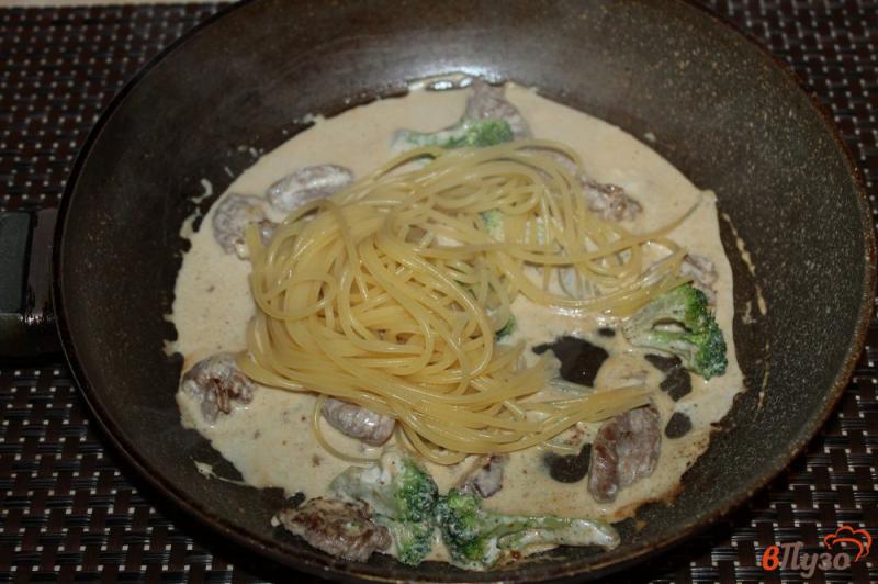 Фото приготовление рецепта: Паста с телятиной и брокколи в сливочном соусе шаг №5