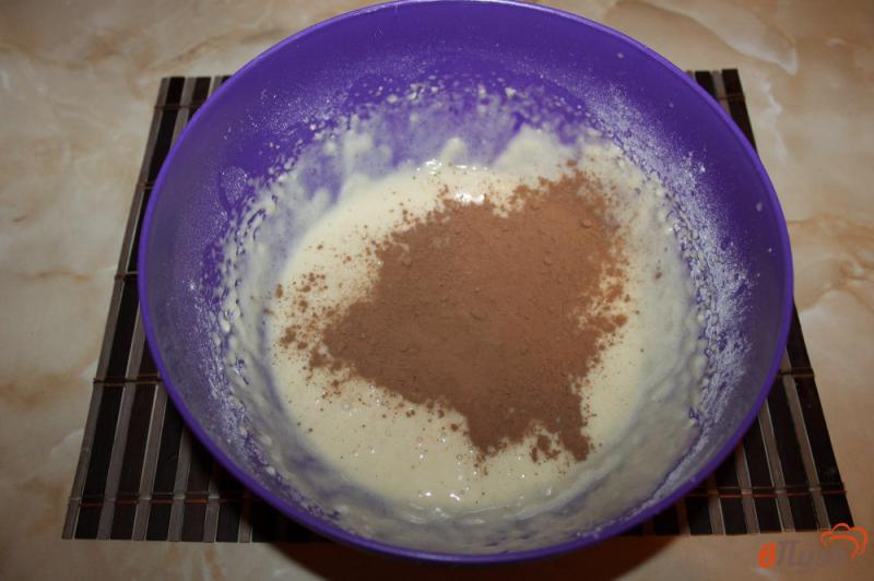 Фото приготовление рецепта: Пирог с какао и клубникой в мультиварке шаг №4