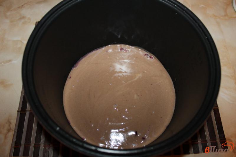 Фото приготовление рецепта: Пирог с какао и клубникой в мультиварке шаг №7