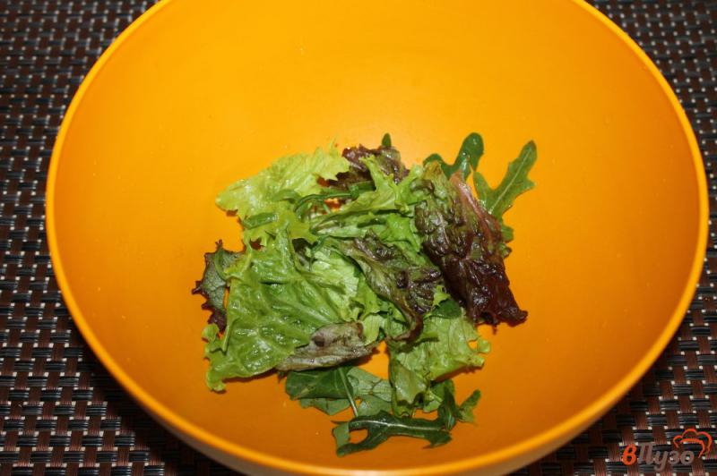 Фото приготовление рецепта: Свежий салат с кабачком, прошутто и салатной моцареллой шаг №1