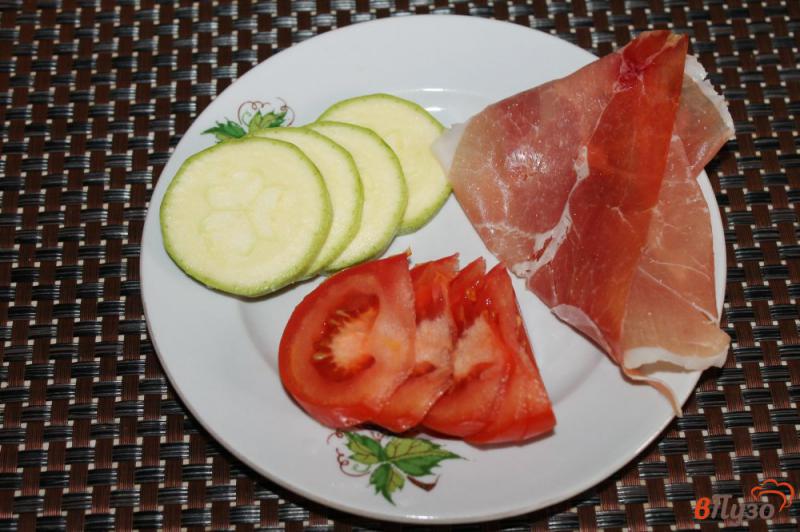 Фото приготовление рецепта: Свежий салат с кабачком, прошутто и салатной моцареллой шаг №2