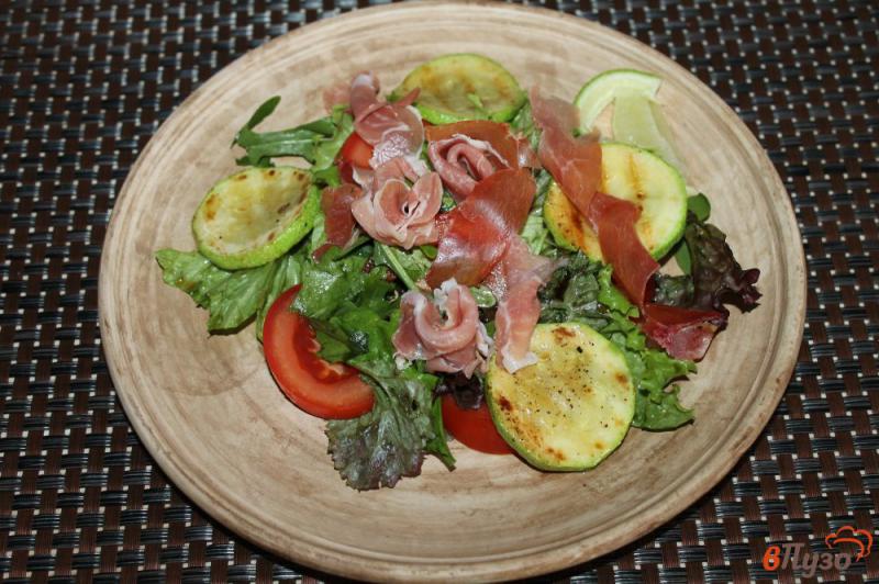 Фото приготовление рецепта: Свежий салат с кабачком, прошутто и салатной моцареллой шаг №5