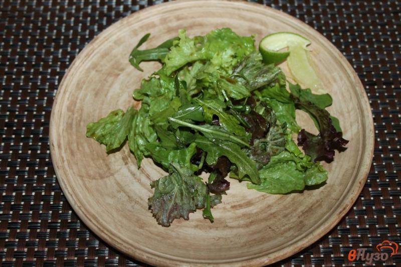 Фото приготовление рецепта: Свежий салат с кабачком, прошутто и салатной моцареллой шаг №3