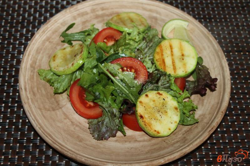 Фото приготовление рецепта: Свежий салат с кабачком, прошутто и салатной моцареллой шаг №4