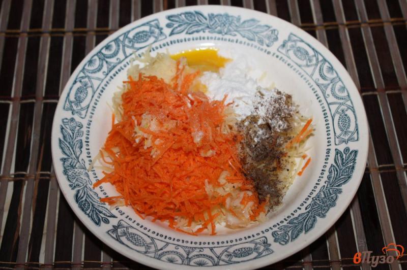 Фото приготовление рецепта: Котлеты из картофеля и моркови с начинкой или помидора и сыра шаг №3