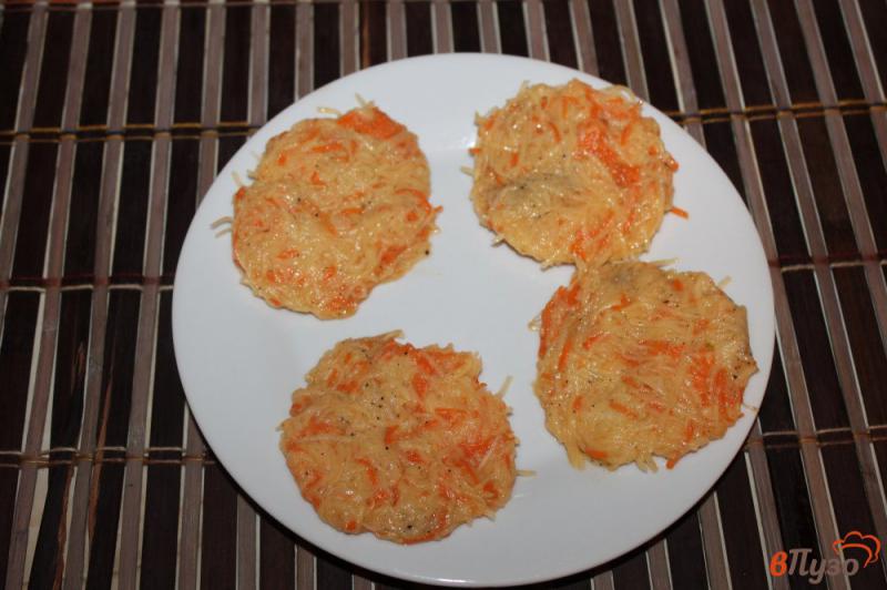 Фото приготовление рецепта: Котлеты из картофеля и моркови с начинкой или помидора и сыра шаг №4