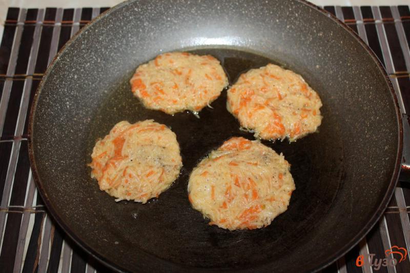 Фото приготовление рецепта: Котлеты из картофеля и моркови с начинкой или помидора и сыра шаг №5
