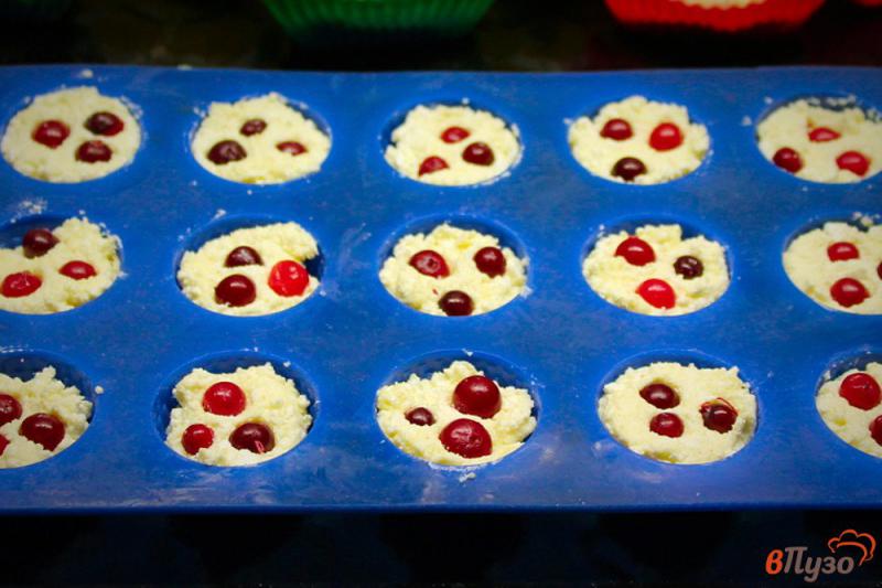 Фото приготовление рецепта: Творожные мини-кексы с клюквой шаг №5