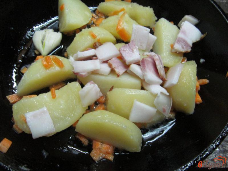 Фото приготовление рецепта: Картофель с фасолью и беконом под сырной корочкой шаг №2