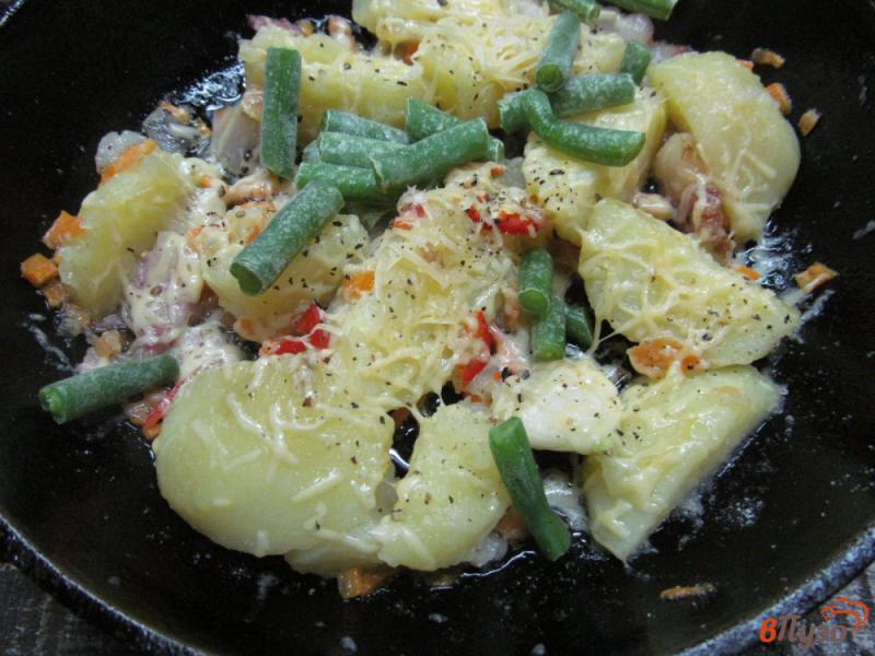 Фото приготовление рецепта: Картофель с фасолью и беконом под сырной корочкой шаг №3