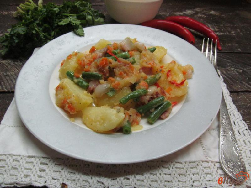 Фото приготовление рецепта: Картофель с фасолью и беконом под сырной корочкой шаг №4
