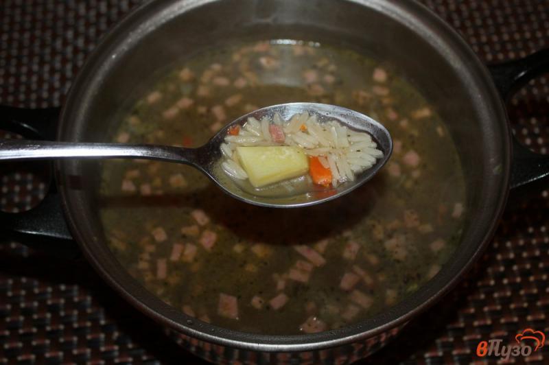 Фото приготовление рецепта: Рисовый суп с копченой колбасой и зеленью шаг №5