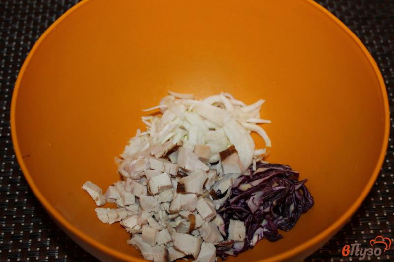 Фото приготовление рецепта: Салат из капусты с куриной грудкой, вареной колбасой и огурцом шаг №2